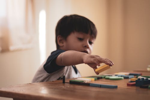 姓何男孩可爱名字_何梓泓取名打分测试免费